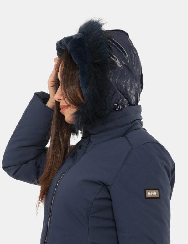 Giacca Yes Zee Blu - Giacca invernale con cappuccio arricchito da fake furo, in total blu navy, con interno simil piumino co