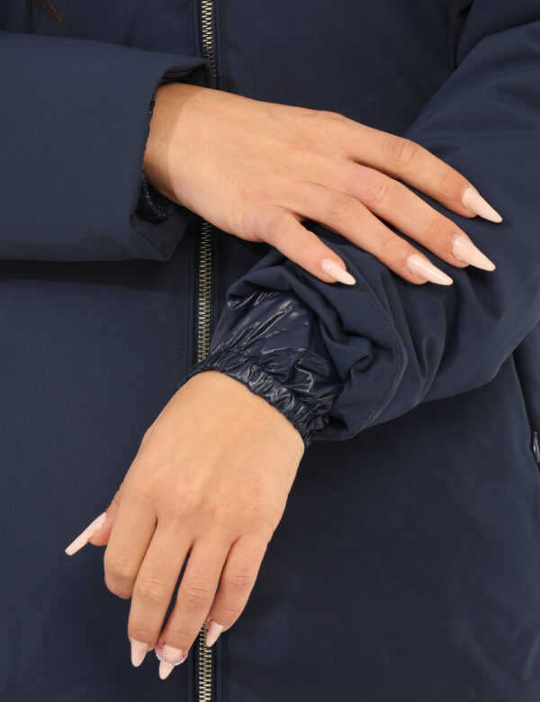 Giacca Yes Zee Blu - Giacca invernale con cappuccio arricchito da fake furo, in total blu navy, con interno simil piumino co