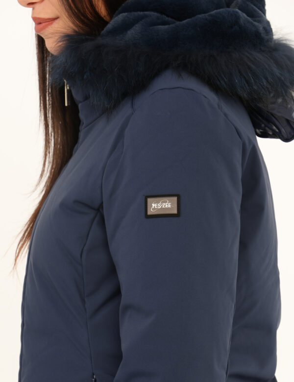 Giacca Yes Zee Blu - Giacca invernale con cappuccio arricchito da fake furo, in total blu navy, con interno simil piumino co