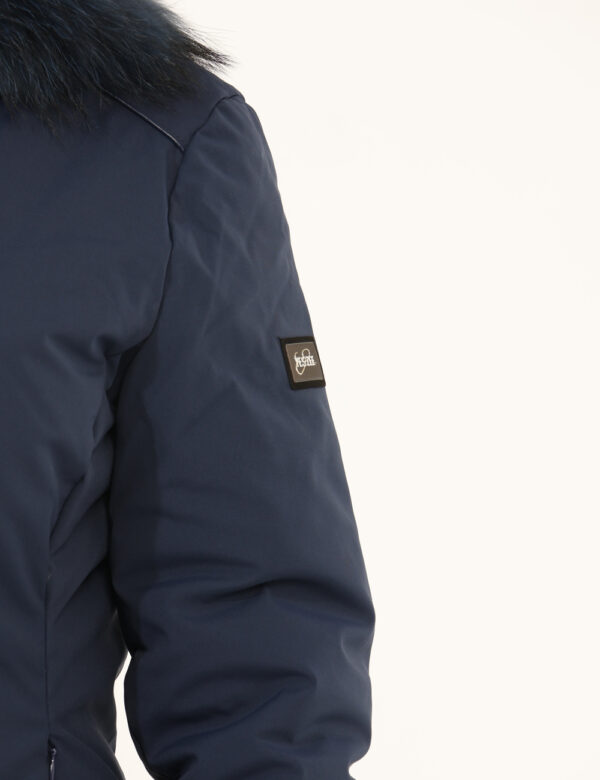 Giacca Yes Zee Blu - Giacca invernale con cappuccio arricchito da fake furo, in total blu navy, con interno simil piumino co