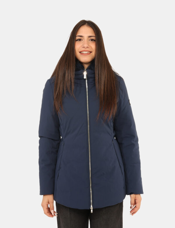 Giacca Yes Zee Blu - Giacca invernale con cappuccio arricchito da fake furo, in total blu navy, con interno simil piumino co