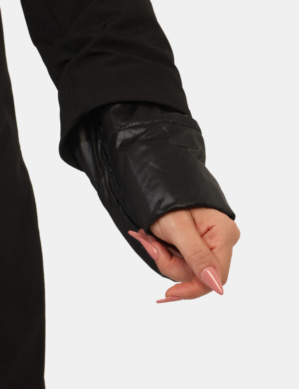 Giacca Yes Zee Nero - Piumino lungo con cappuccio non removibile, in total nero, con interno in piuma, più tasche a taglio t