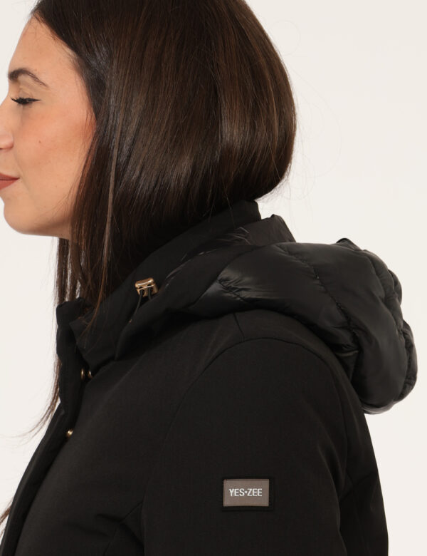 Giacca Yes Zee Nero - Piumino lungo con cappuccio non removibile, in total nero, con interno in piuma, più tasche a taglio t