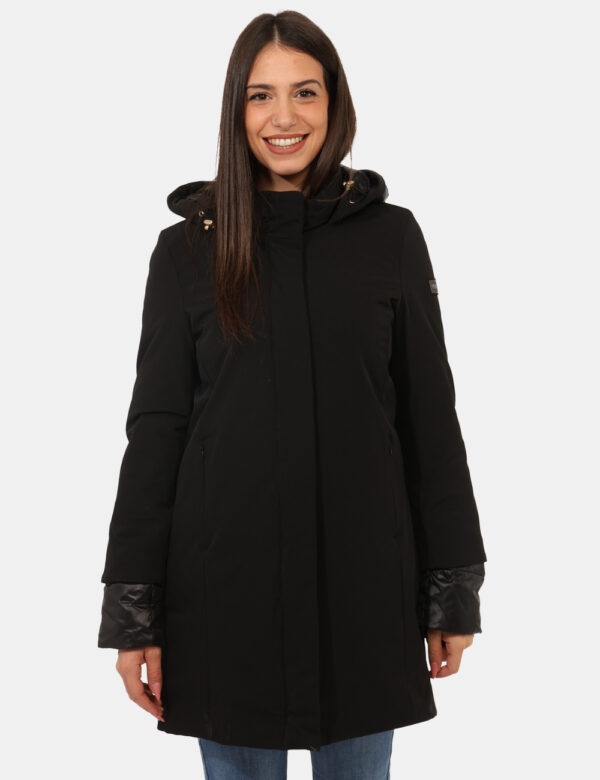 Giacca Yes Zee Nero - Piumino lungo con cappuccio non removibile, in total nero, con interno in piuma, più tasche a taglio t