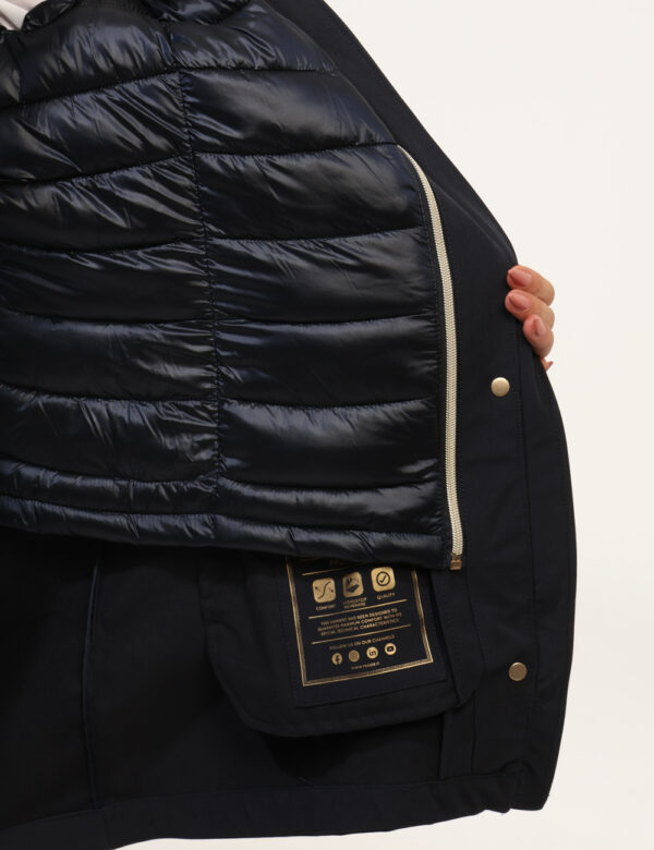 Giacca Yes Zee Blu - Piumino lungo con cappuccio non removibile, in total blu navy, con interno in piuma, più tasche a tagli