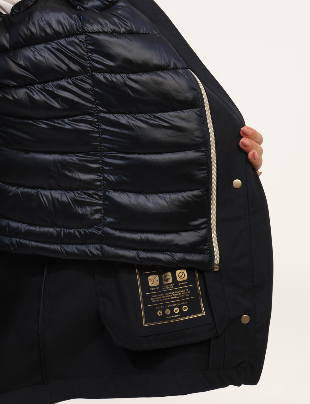 O069-NU00-OA_BLU-NAVY_AI25_3 Giacca Yes Zee Blu - Piumino lungo con cappuccio non removibile, in total blu navy, con interno in piuma, più tasche a tagli
