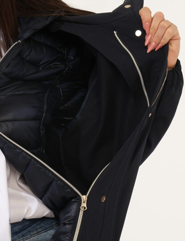 Giacca Yes Zee Blu - Piumino lungo con cappuccio non removibile, in total blu navy, con interno in piuma, più tasche a tagli