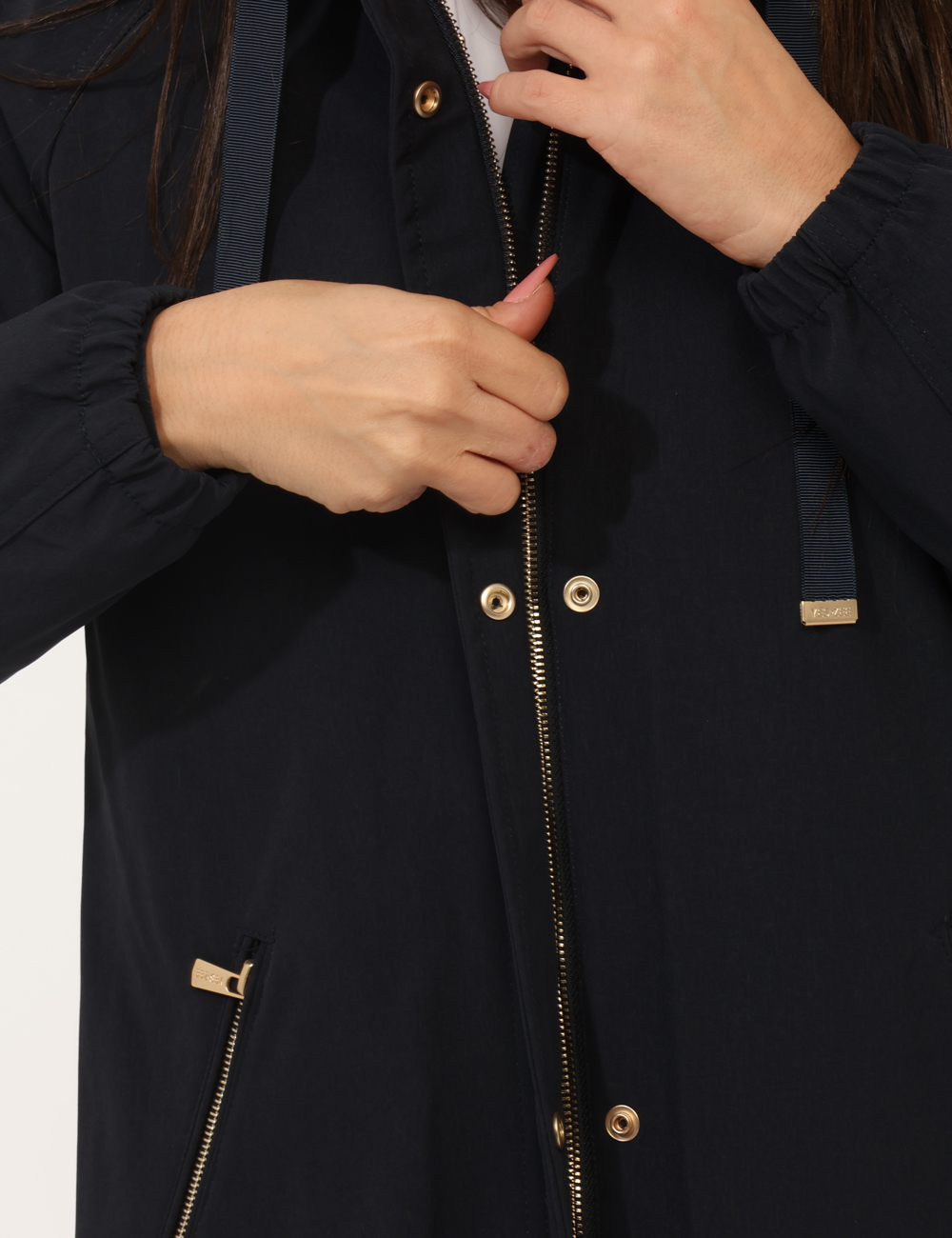 O069-NU00-OA_BLU-NAVY_AI25_5 Giacca Yes Zee Blu - Piumino lungo con cappuccio non removibile, in total blu navy, con interno in piuma, più tasche a tagli