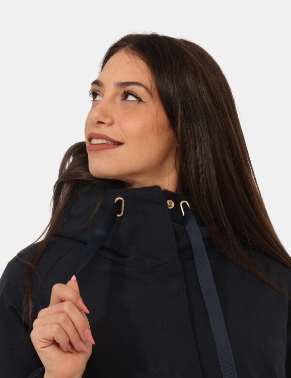 Giacca Yes Zee Blu - Piumino lungo con cappuccio non removibile, in total blu navy, con interno in piuma, più tasche a tagli