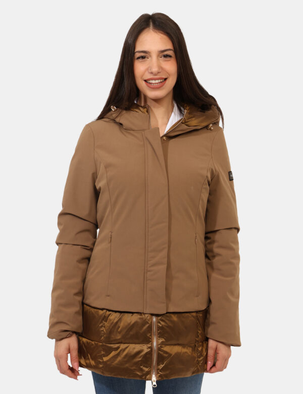 Piumino Yes Zee Marrone - Piumino lungo con cappuccio non removibile, in total marrone caramello, con interno in piuma, più