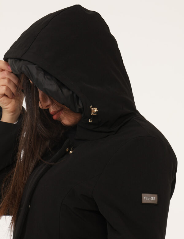 Piumino Yes Zee Nero - Piumino lungo con cappuccio non removibile, in total nero, con interno in piuma, più tasche a taglio