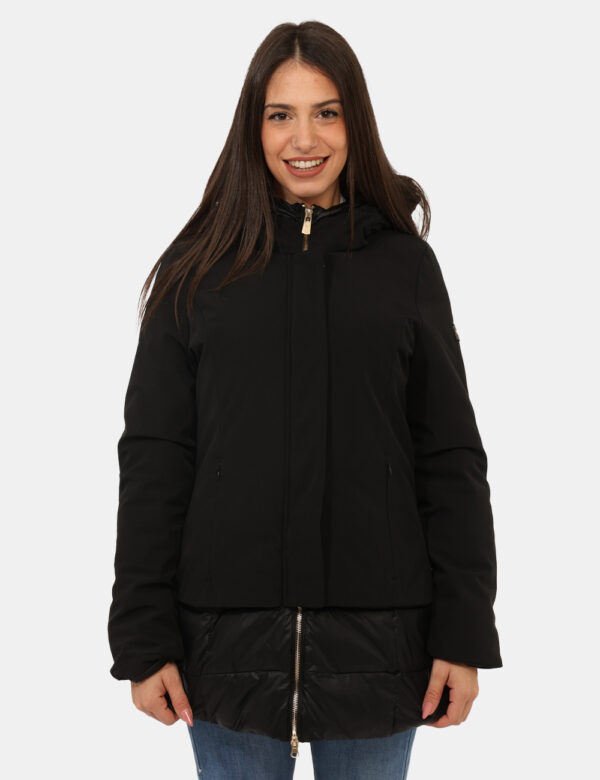 Piumino Yes Zee Nero - Piumino lungo con cappuccio non removibile, in total nero, con interno in piuma, più tasche a taglio