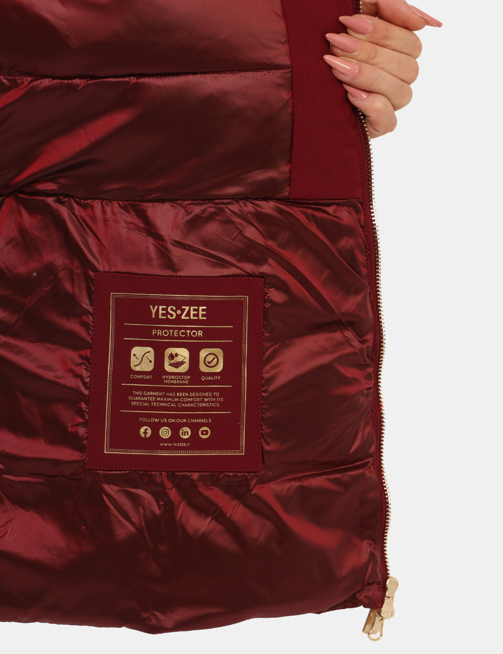 O086-NU00-OA_ROSSO-BORGOGNA_AI25_3 Piumino Yes Zee Rosso - Piumino lungo con cappuccio non removibile, in total rosso scuro, con interno in piuma, più tasche a