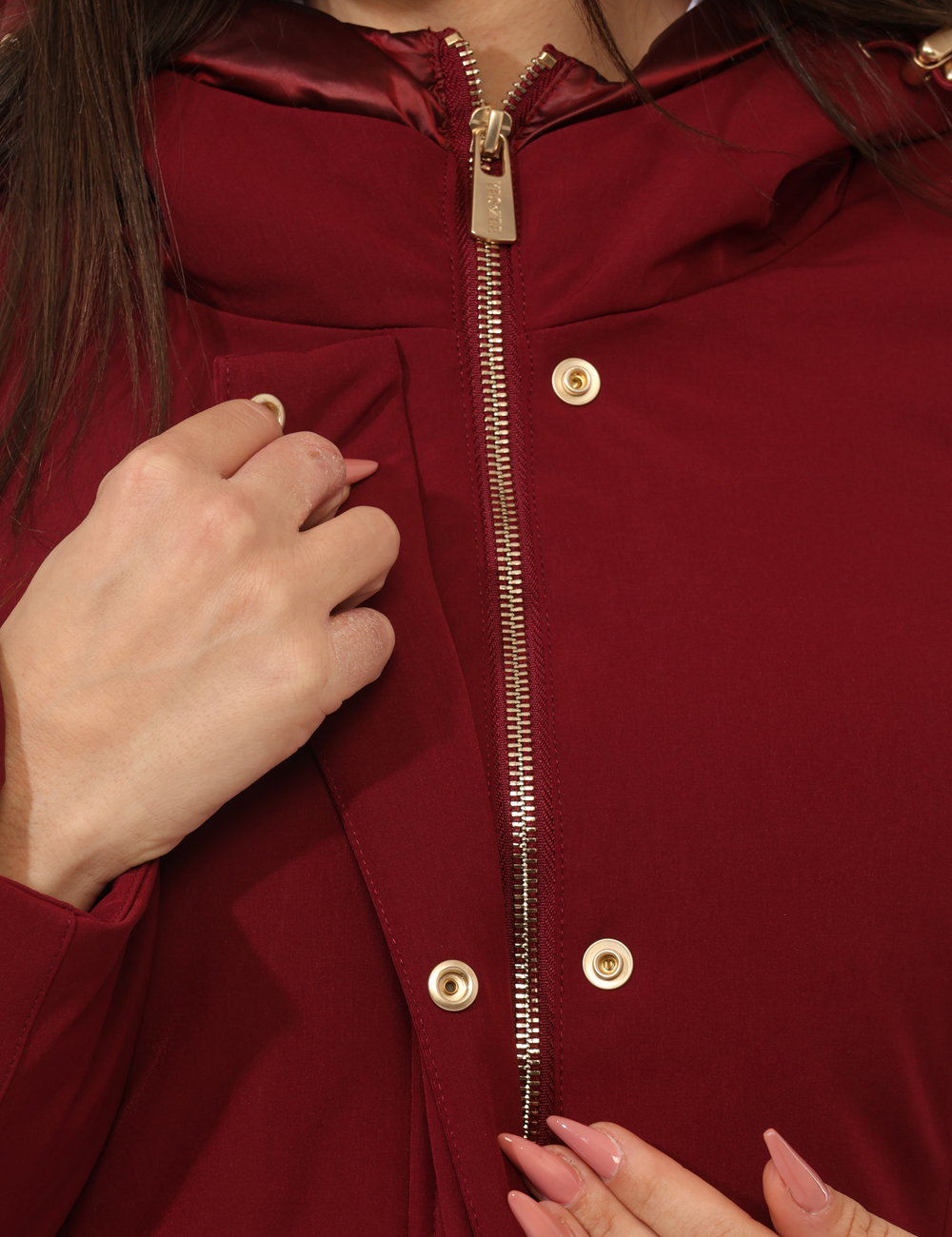 O086-NU00-OA_ROSSO-BORGOGNA_AI25_4 Piumino Yes Zee Rosso - Piumino lungo con cappuccio non removibile, in total rosso scuro, con interno in piuma, più tasche a