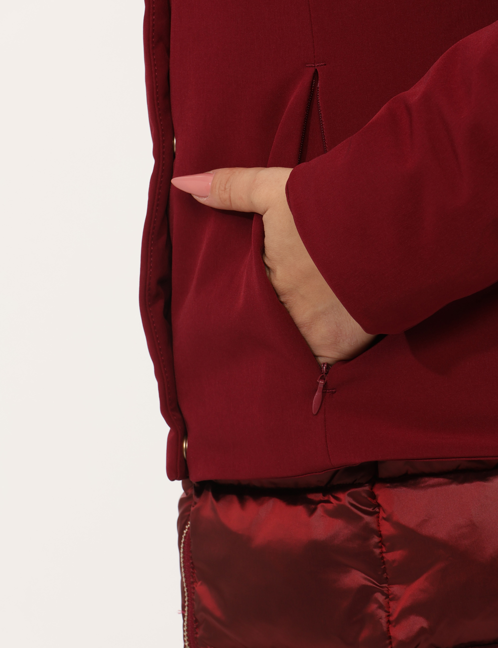 O086-NU00-OA_ROSSO-BORGOGNA_AI25_5 Piumino Yes Zee Rosso - Piumino lungo con cappuccio non removibile, in total rosso scuro, con interno in piuma, più tasche a