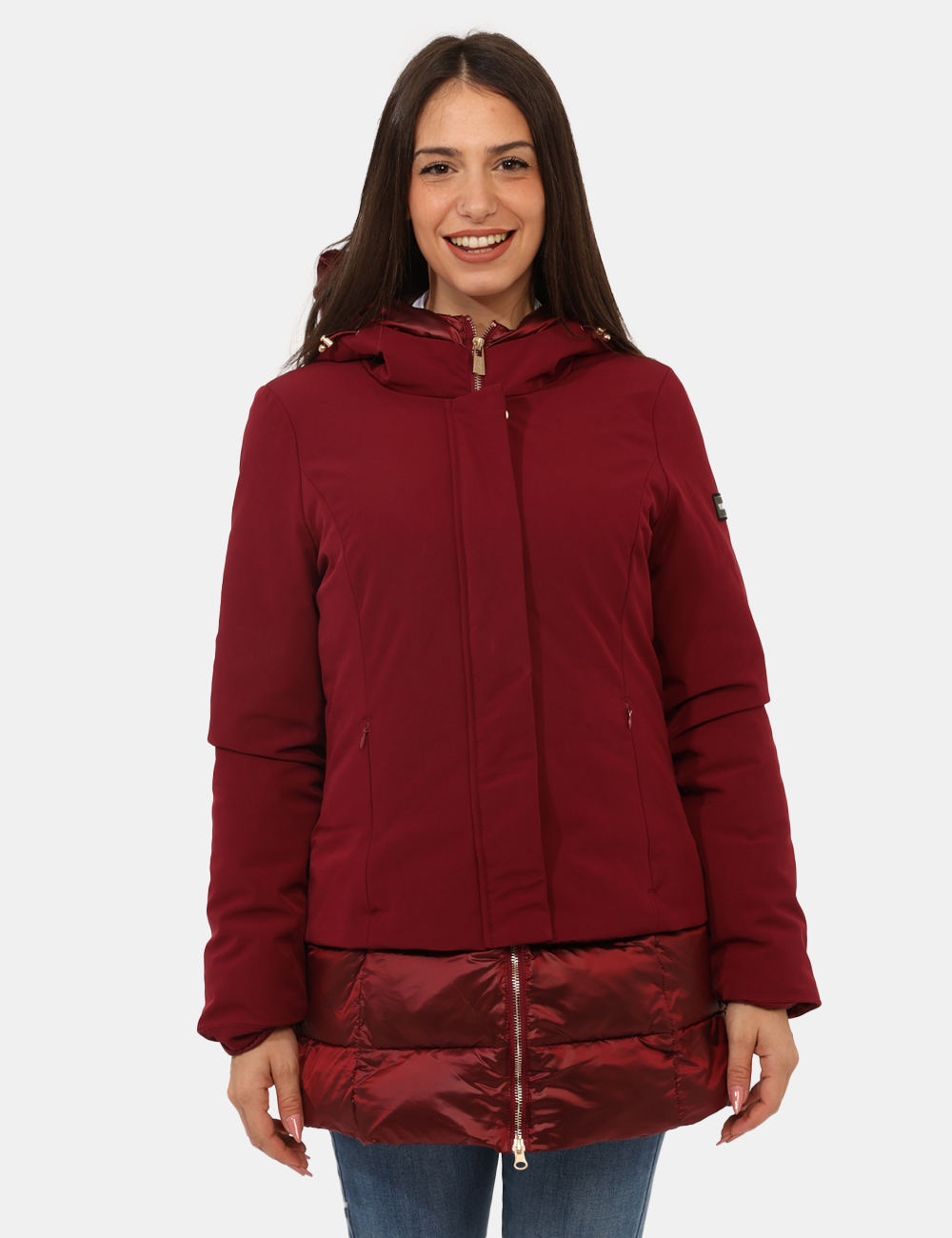O086-NU00-OA_ROSSO-BORGOGNA_AI25_7 Piumino Yes Zee Rosso - Piumino lungo con cappuccio non removibile, in total rosso scuro, con interno in piuma, più tasche a