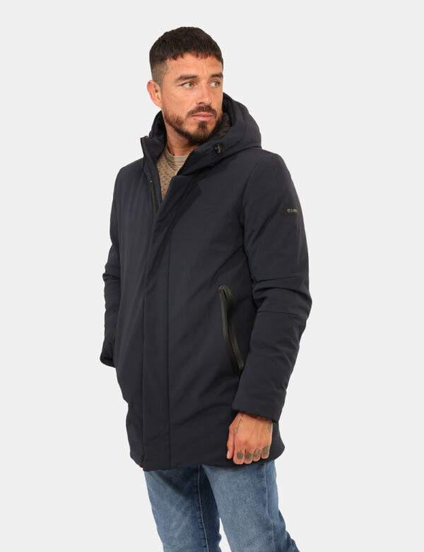 Giacca Yes Zee Blu - Giaccone impermeabile con cappuccio in total blu navy, con dettagli in simil pelle nero, più varie tasc