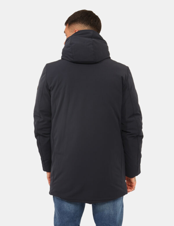 Giacca Yes Zee Blu - Giaccone impermeabile con cappuccio in total blu navy, con dettagli in simil pelle nero, più varie tasc