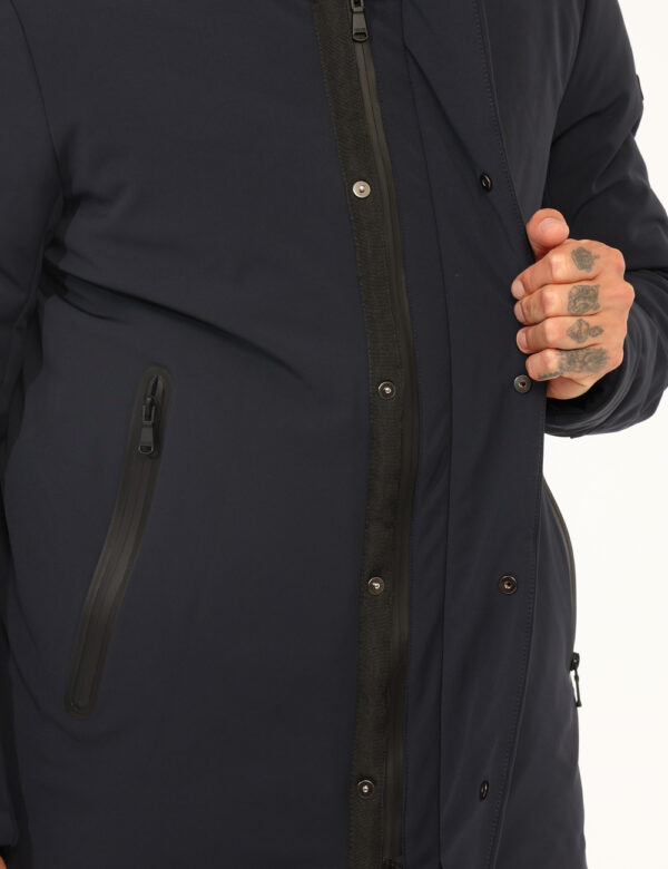 Giacca Yes Zee Blu - Giaccone impermeabile con cappuccio in total blu navy, con dettagli in simil pelle nero, più varie tasc