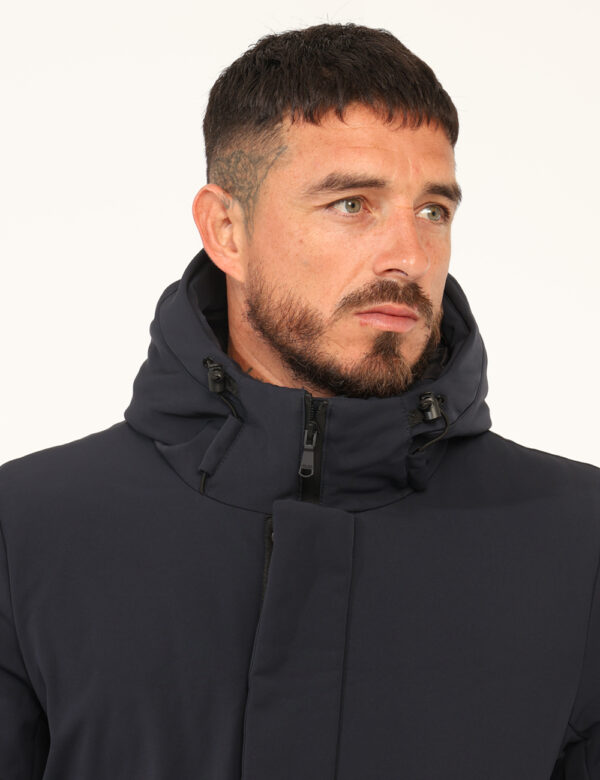 Giacca Yes Zee Blu - Giaccone impermeabile con cappuccio in total blu navy, con dettagli in simil pelle nero, più varie tasc