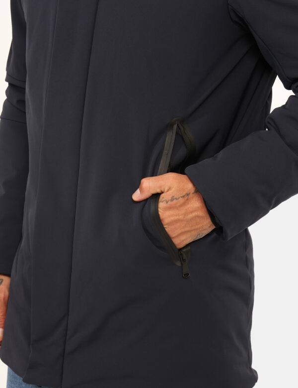 Giacca Yes Zee Blu - Giaccone impermeabile con cappuccio in total blu navy, con dettagli in simil pelle nero, più varie tasc