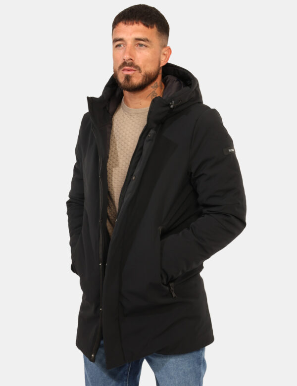 Giacca Yes Zee Nero - Giaccone impermeabile con cappuccio in total nero, con dettagli in simil pelle nero, più varie tasche.