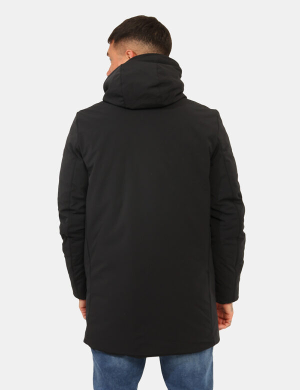 Giacca Yes Zee Nero - Giaccone impermeabile con cappuccio in total nero, con dettagli in simil pelle nero, più varie tasche.
