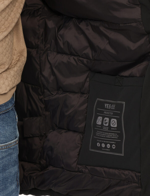 Giacca Yes Zee Nero - Giaccone impermeabile con cappuccio in total nero, con dettagli in simil pelle nero, più varie tasche.