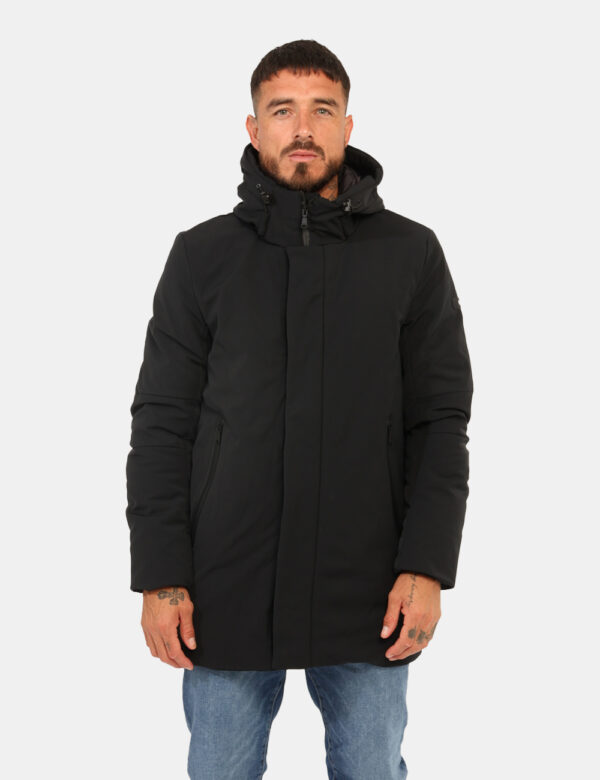 Giacca Yes Zee Nero - Giaccone impermeabile con cappuccio in total nero, con dettagli in simil pelle nero, più varie tasche.