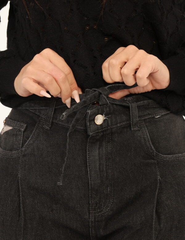 Jeans Yes Zee Nero - Jeans in total nero slavato, taglio morbido, tasche sagomate sul fronte e tasche a toppa sul retro. La