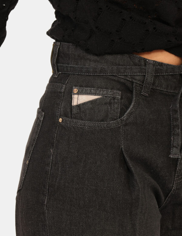 Jeans Yes Zee Nero - Jeans in total nero slavato, taglio morbido, tasche sagomate sul fronte e tasche a toppa sul retro. La