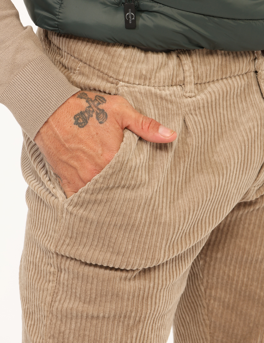 P660-PU00-OA_BEIGE_AI25_4 Pantaloni Yes Zee Beige - Pantaloni in simil velluto total beige, con tasche a taglio trasversale sul fronte e tasche a fess