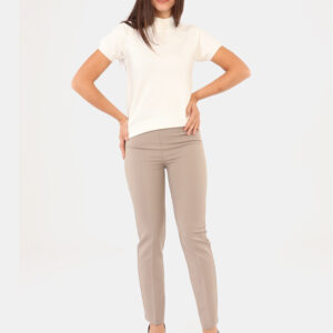 Pantaloni Materica Grigio - Pantaloni elegante, in total grigio tortora, con taglio morbido e tasche. La vestibilità è prati