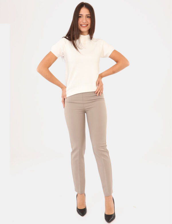 Pantaloni Materica Grigio - Pantaloni elegante, in total grigio tortora, con taglio morbido e tasche. La vestibilità è prati