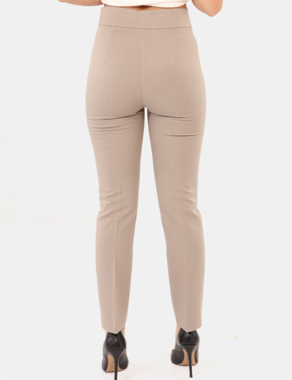 Pantaloni Materica Grigio - Pantaloni elegante, in total grigio tortora, con taglio morbido e tasche. La vestibilità è prati