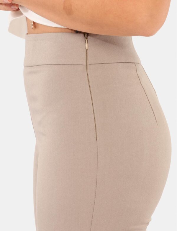 Pantaloni Materica Grigio - Pantaloni elegante, in total grigio tortora, con taglio morbido e tasche. La vestibilità è prati