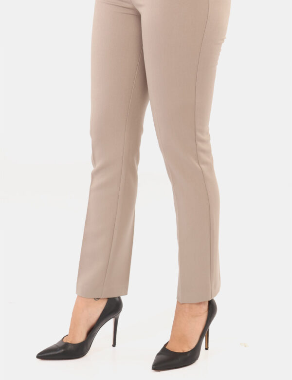 Pantaloni Materica Grigio - Pantaloni elegante, in total grigio tortora, con taglio morbido e tasche. La vestibilità è prati