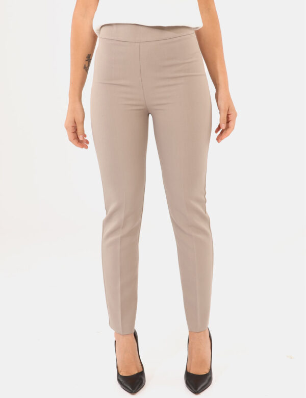 Pantaloni Materica Grigio - Pantaloni elegante, in total grigio tortora, con taglio morbido e tasche. La vestibilità è prati
