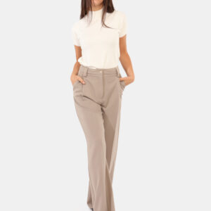 Pantaloni Materica Grigio - Pantaloni elegante, in total grigio tortora, con taglio morbido e tasche. La vestibilità è prati