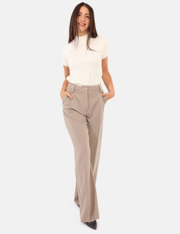 Pantaloni Materica Grigio - Pantaloni elegante, in total grigio tortora, con taglio morbido e tasche. La vestibilità è prati