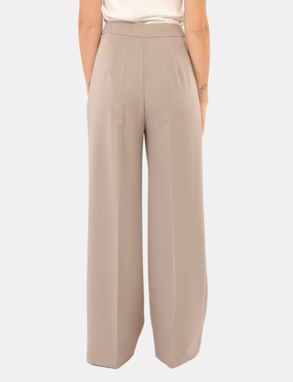 Pantaloni Materica Grigio - Pantaloni elegante, in total grigio tortora, con taglio morbido e tasche. La vestibilità è prati