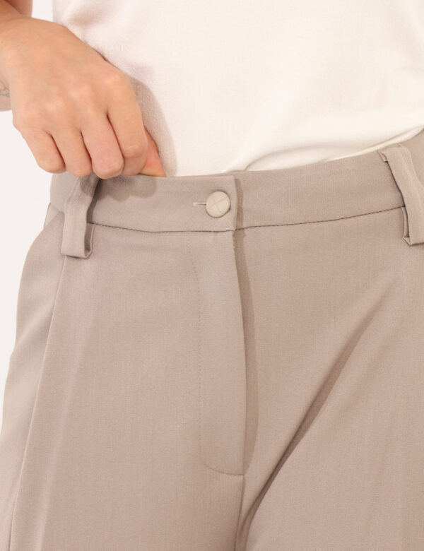 Pantaloni Materica Grigio - Pantaloni elegante, in total grigio tortora, con taglio morbido e tasche. La vestibilità è prati