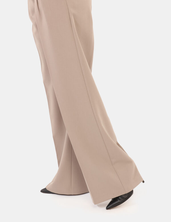 Pantaloni Materica Grigio - Pantaloni elegante, in total grigio tortora, con taglio morbido e tasche. La vestibilità è prati
