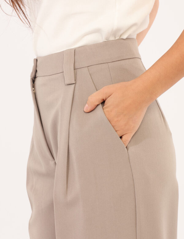 Pantaloni Materica Grigio - Pantaloni elegante, in total grigio tortora, con taglio morbido e tasche. La vestibilità è prati