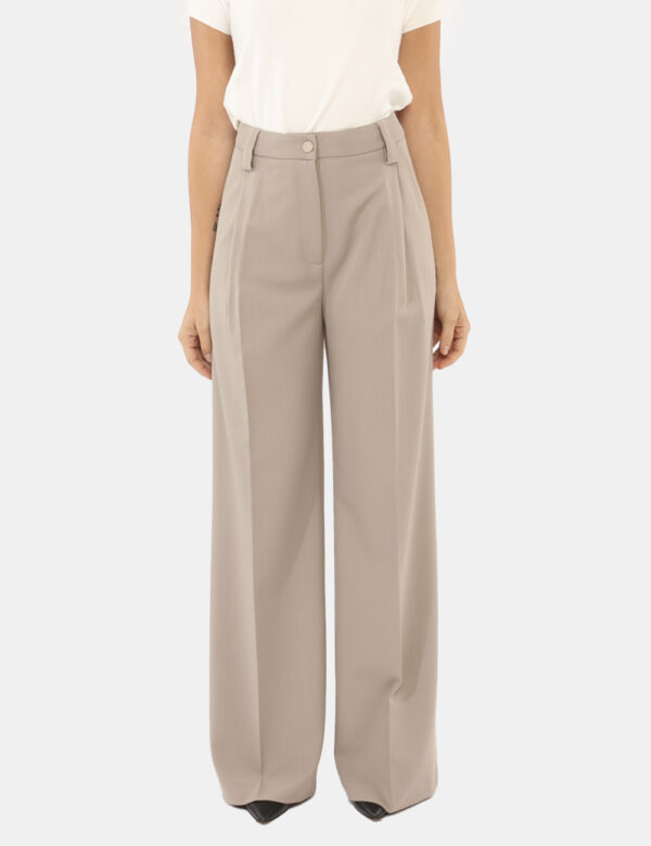 Pantaloni Materica Grigio - Pantaloni elegante, in total grigio tortora, con taglio morbido e tasche. La vestibilità è prati