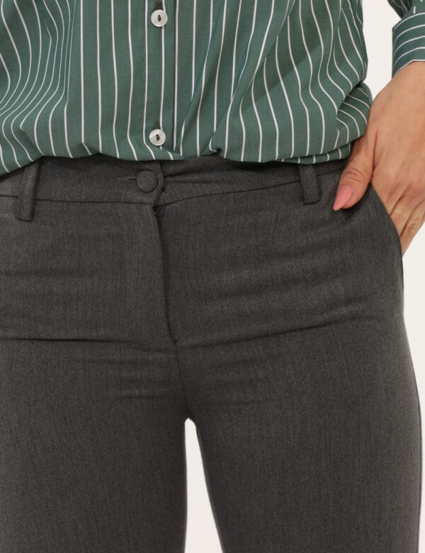 Pantaloni Materica Grigio - Pantaloni larghi, eleganti, in total grigio topo con tasche a taglio trasversale. La vestibilità