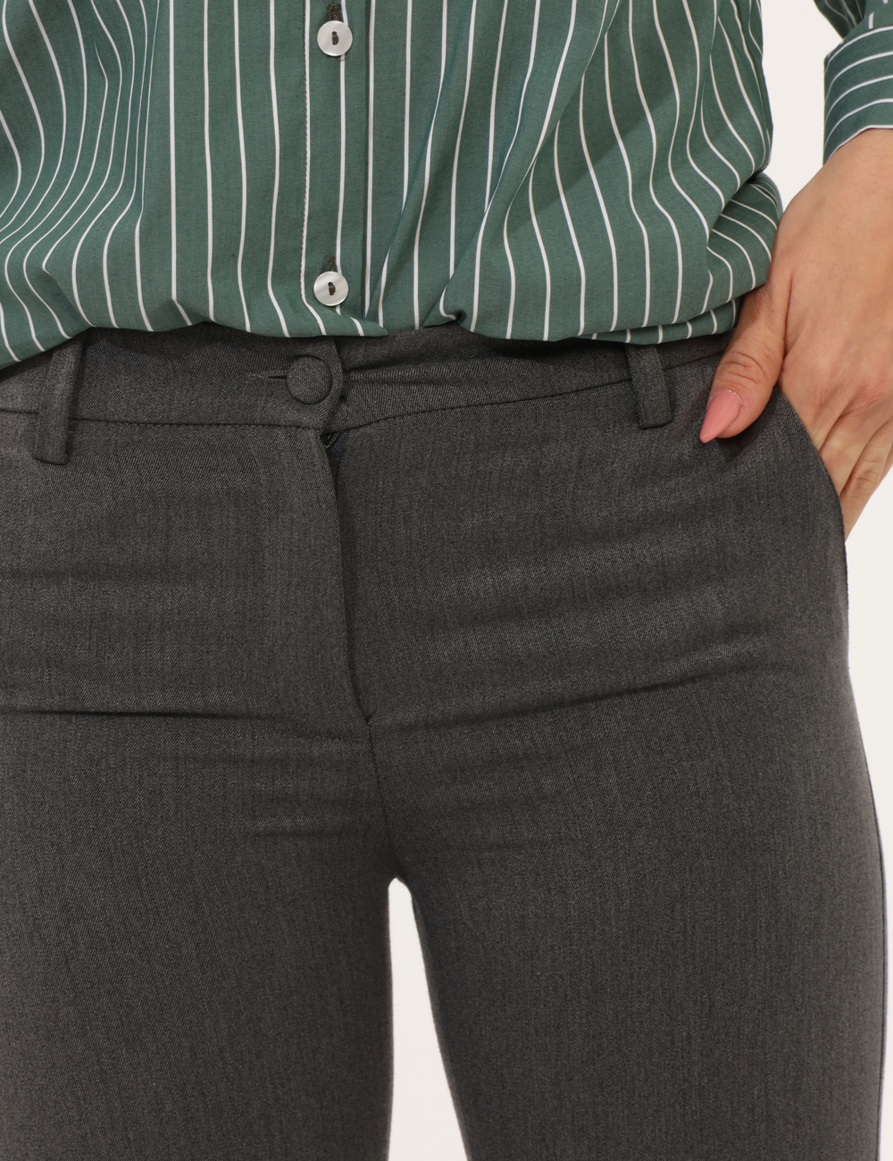 PD01SA25-TPV308-OA_GRIGIO-TOPO_AI25_3 Pantaloni Materica Grigio - Pantaloni larghi, eleganti, in total grigio topo con tasche a taglio trasversale. La vestibilità