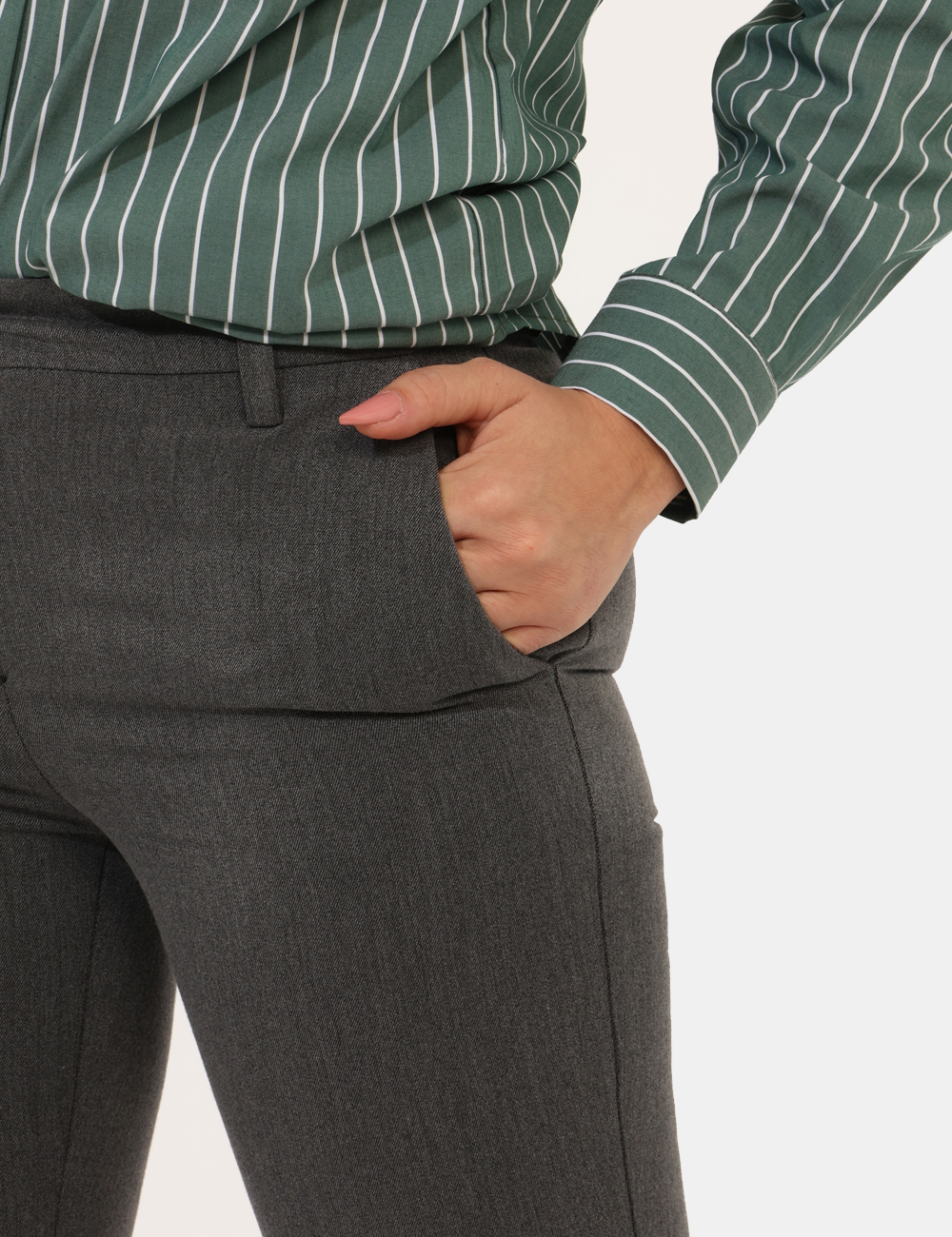 PD01SA25-TPV308-OA_GRIGIO-TOPO_AI25_4 Pantaloni Materica Grigio - Pantaloni larghi, eleganti, in total grigio topo con tasche a taglio trasversale. La vestibilità