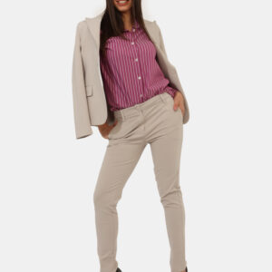 Pantaloni Materica Beige - Pantaloni larghi, eleganti, in total sabbia con tasche a taglio trasversale. La vestibilità è mor