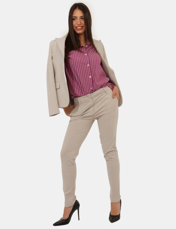 Pantaloni Materica Beige - Pantaloni larghi, eleganti, in total sabbia con tasche a taglio trasversale. La vestibilità è mor